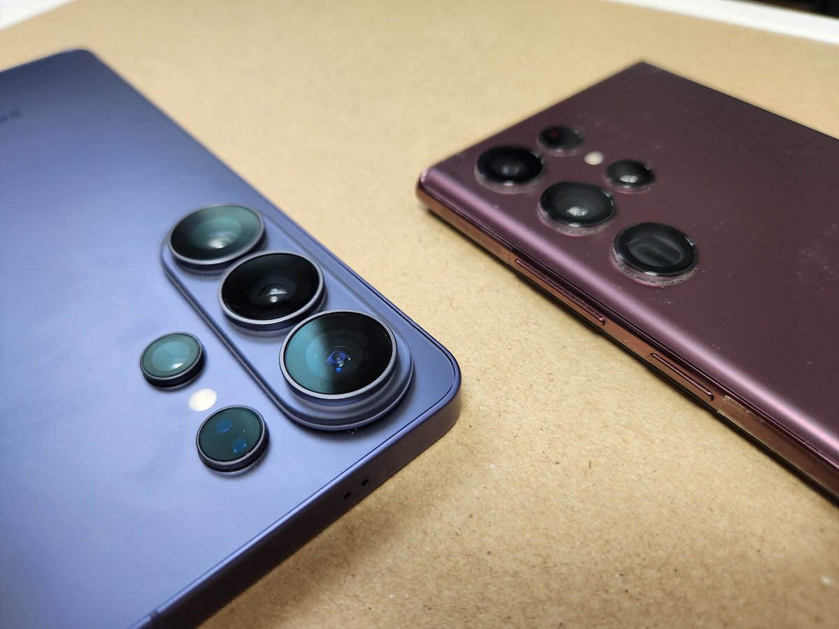 S22 UltraとS26 Ultraのカメラレンズ出っ張りを横から比較した写真