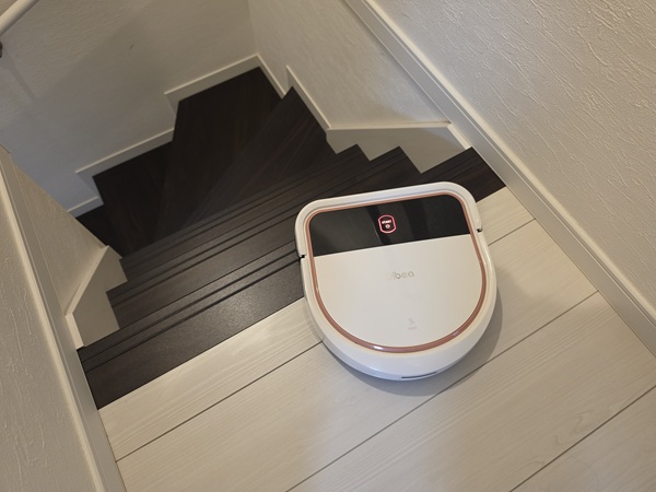階段の手前で段差を認識して方向転換するロボット掃除機(前モデル)